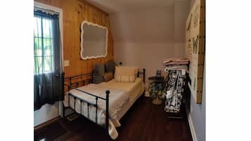 2 bedrooms, iron/ironing board, internet, bed sheets