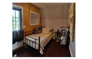2 bedrooms, iron/ironing board, internet, bed sheets