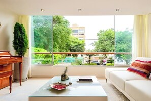 TV - ✶ Kotosh Residence ✶ LUXURY Best Location | Piano (Miraflores)