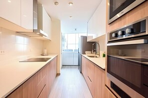 Refrigerador, microondas, horno, placa de cocina