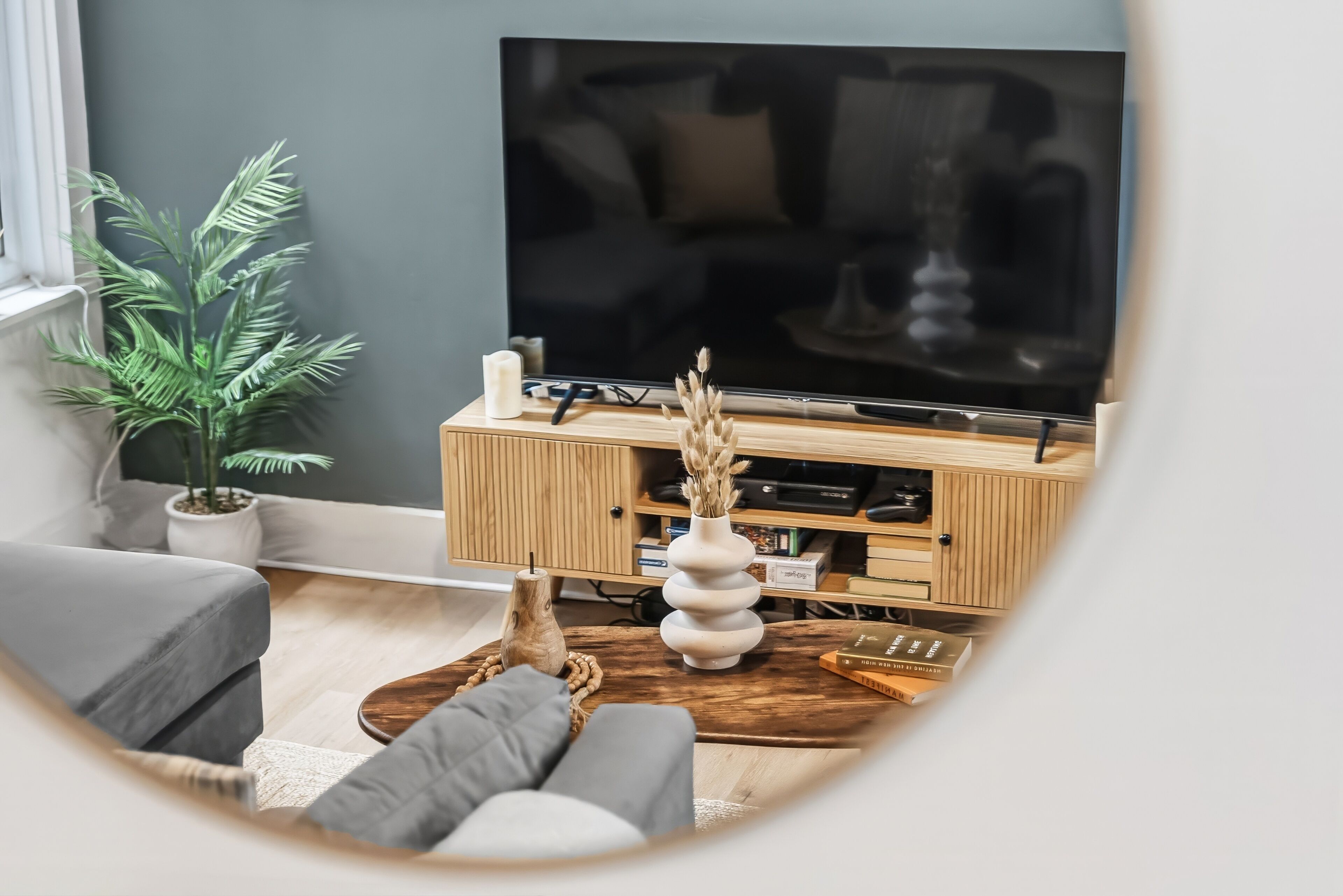 Fernseher, Bücher, Videothek, Stereoanlage