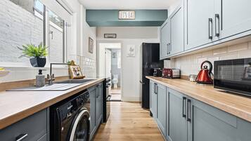 Refrigerador, microondas, horno y lavavajillas