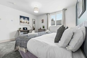 3 slaapkamers, een strijkplank/strijkijzer, gratis wifi, beddengoed