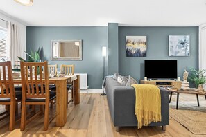 Fernseher, Bücher, Videothek, Stereoanlage