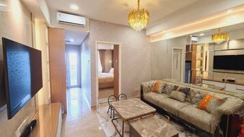 Deluxe Apartment, City View | Living area