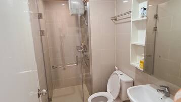 Deluxe Apartment, City View | Bathroom