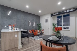 Dining - Smoked Amber Stay, 1 Free Parking Spot, Sleeps 5, 4 beds, 20%OFF PROMO (East Orange)