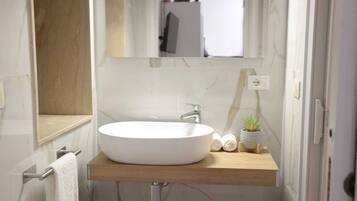 Regadera, secadora de cabello, bidet, toallas