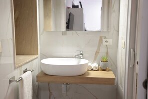 Shower, hair dryer, bidet, towels