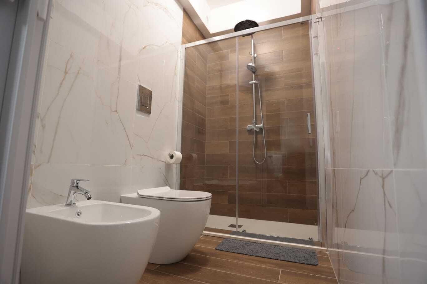 Ducha, secador de pelo, bidet, toallas