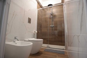 Shower, hair dryer, bidet, towels - NOAL HOUSE A stone's throw from Ortigia and the sea (Siracusa)