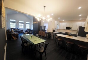 Smart TV, chimenea, videojuegos y futbolito 