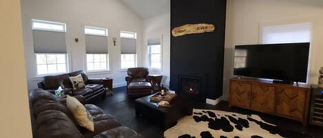 Smart-tv, een open haard, videospelletjes en tafelvoetbal