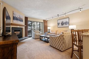 Living area - One-Bedroom Condo in Vail — Walk to Village & Free Shuttle to Lifts (Vail)
