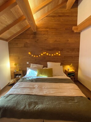 6 عدّة غرف نوم ومكواة/لوح كي وواي فاي وملاءات أسرّة