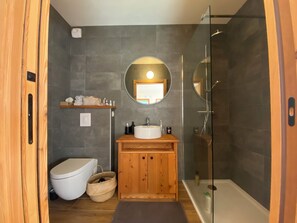 Dusche, Haartrockner, Handtücher, Seife