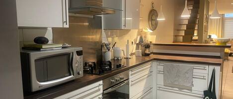 Réfrigérateur, micro-ondes, four, lave-vaisselle