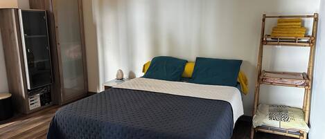 1 chambre, fer et planche à repasser, Wi-Fi, draps fournis