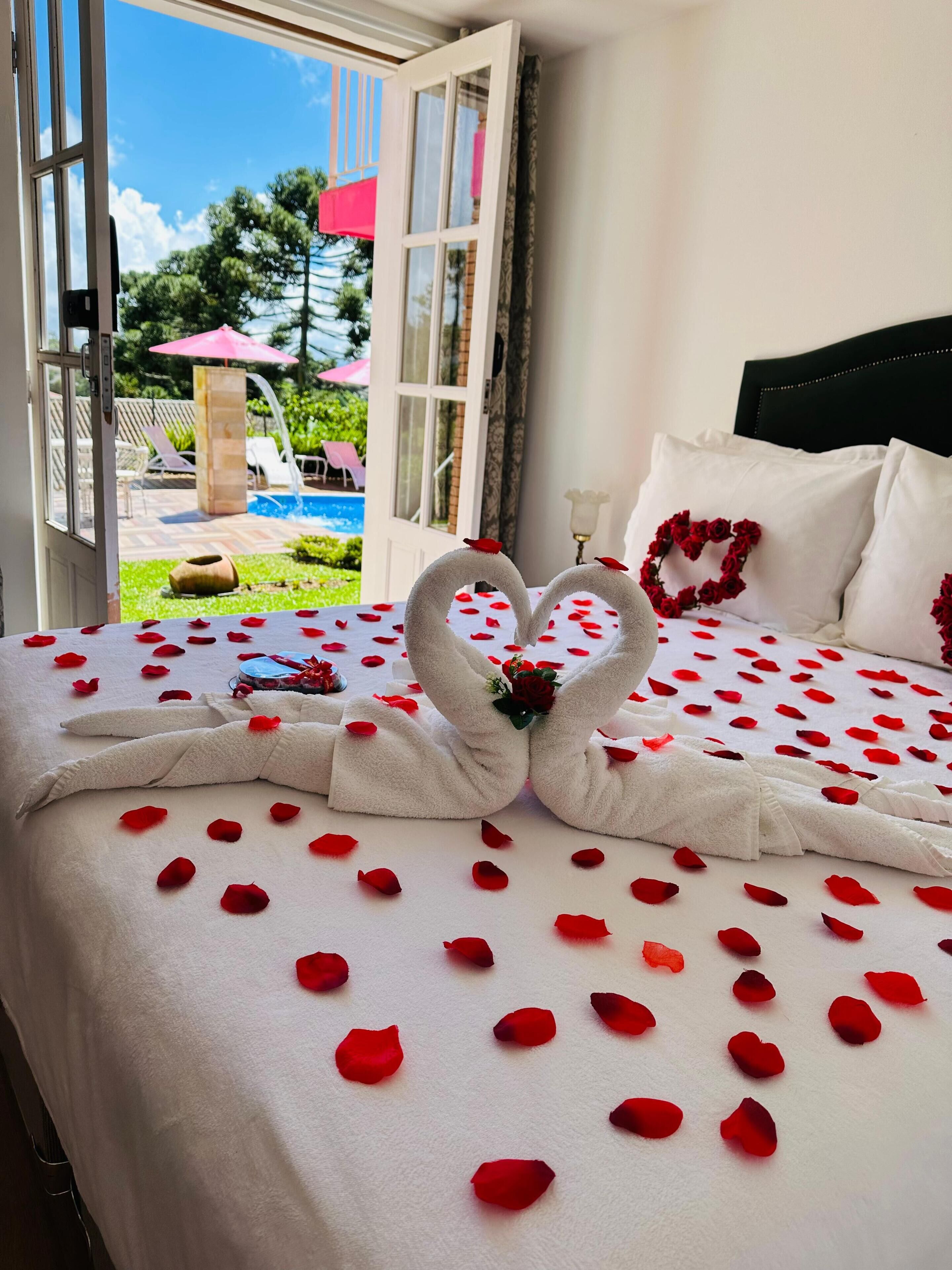 Kamar Double, pemandangan kolam renang | Seprai premium, brankas, setrika/meja setrika, dan Wi-Fi gratis