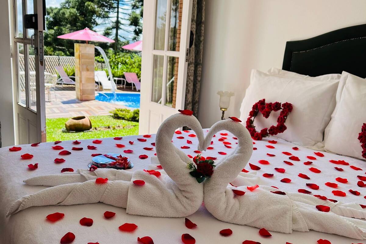 Double Room, Pool View | Peralatan tempat tidur premium, peti besi dalam bilik 