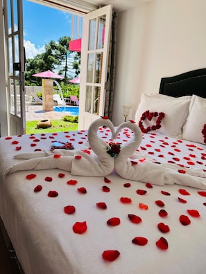Habitación doble, vistas a la piscina | Ropa de cama de alta calidad, caja fuerte, tabla de planchar con plancha