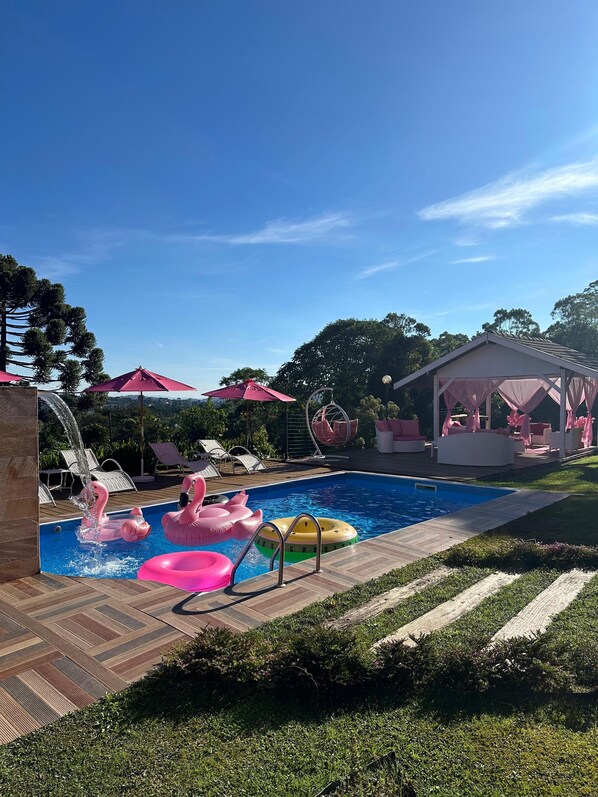 Outdoor pool - Pousada Pink Village (Campos do Jordão)