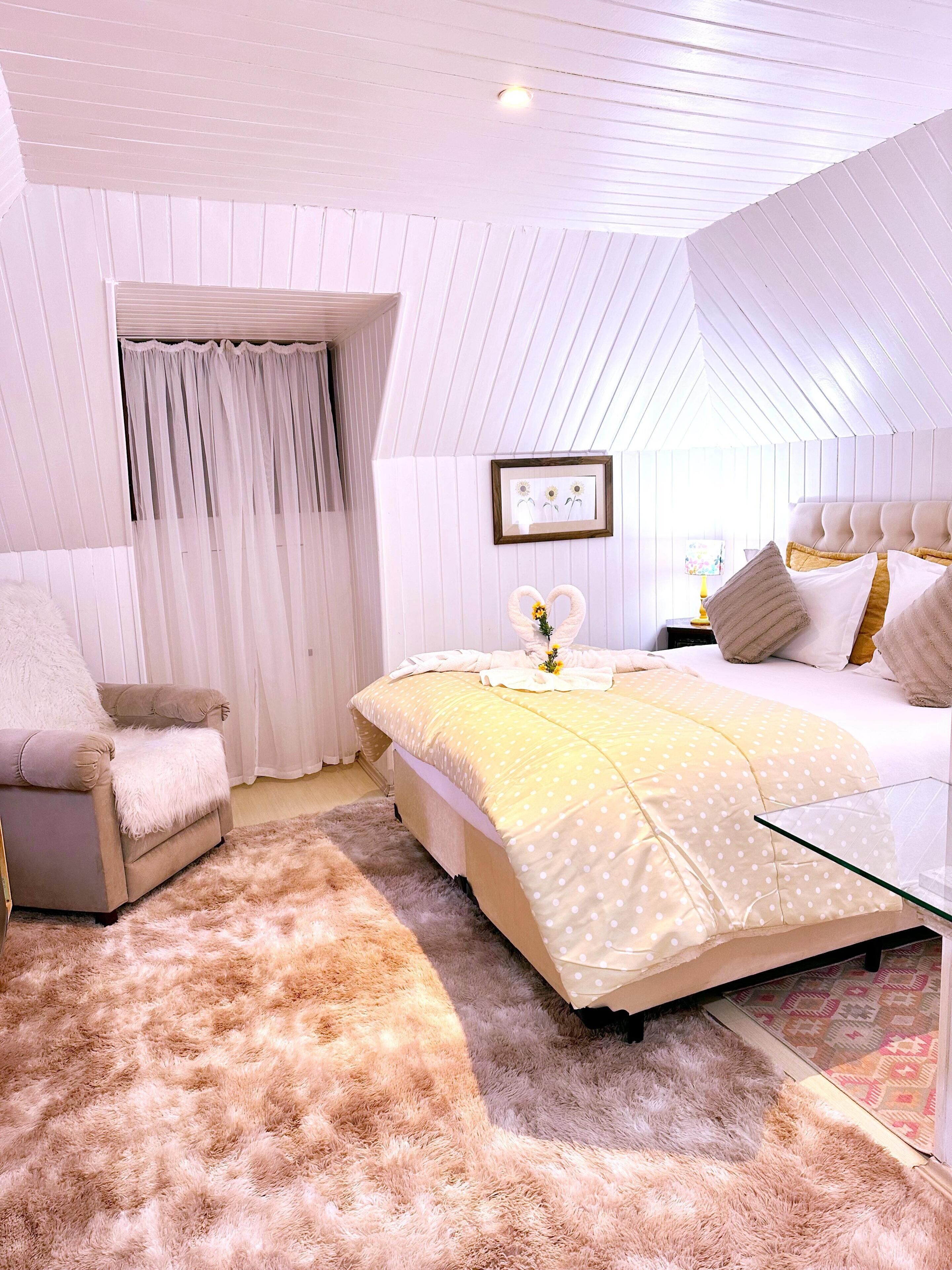 Kamar Double atau Twin Comfort, pemandangan gunung | Seprai premium, brankas, setrika/meja setrika, dan Wi-Fi gratis