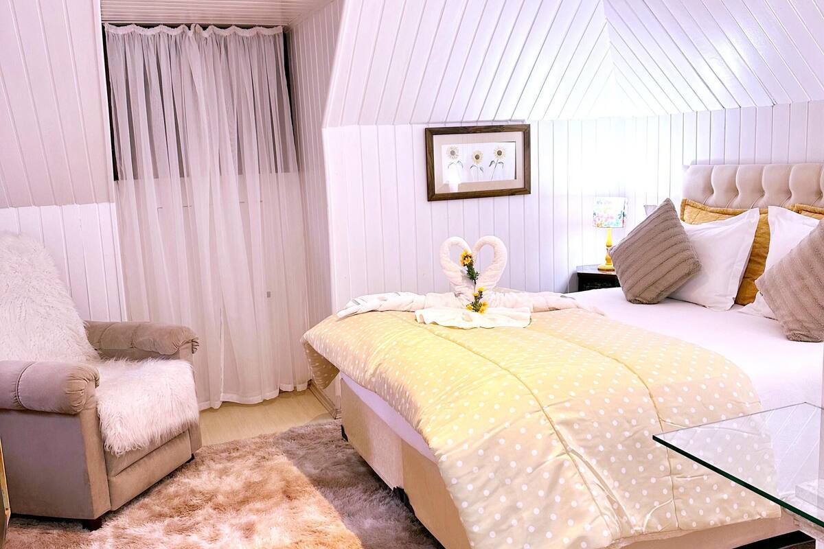 Comfort Double or Twin Room, Mountain View | Peralatan tempat tidur premium, peti besi dalam bilik 