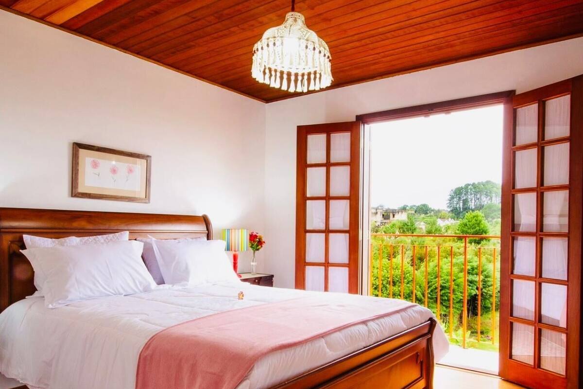 Deluxe Double Room, Balcony, Valley View | Peralatan tempat tidur premium, peti besi dalam bilik 