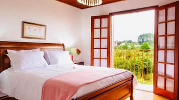 Deluxe-Doppelzimmer, Balkon, Talblick | Zimmersafe, Bügeleisen/Bügelbrett, kostenloses WLAN