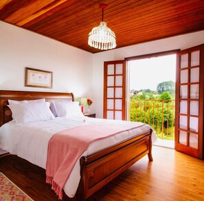 Deluxe Double Room, Balcony, Valley View | In-room safe, iron/ironing board, free WiFi - Pousada Pink Village (Campos do Jordão)