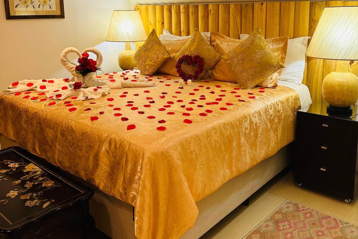 Double Room, Balcony, Garden View | Peralatan tempat tidur premium, peti besi dalam bilik 