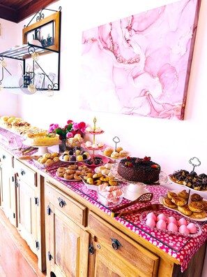 Free daily buffet breakfast  - Pousada Pink Village  (Campos do Jordão)