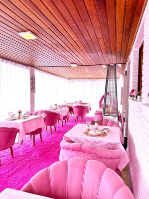 Free daily buffet breakfast - Pousada Pink Village (Campos do Jordão)