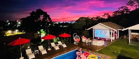 Una piscina al aire libre