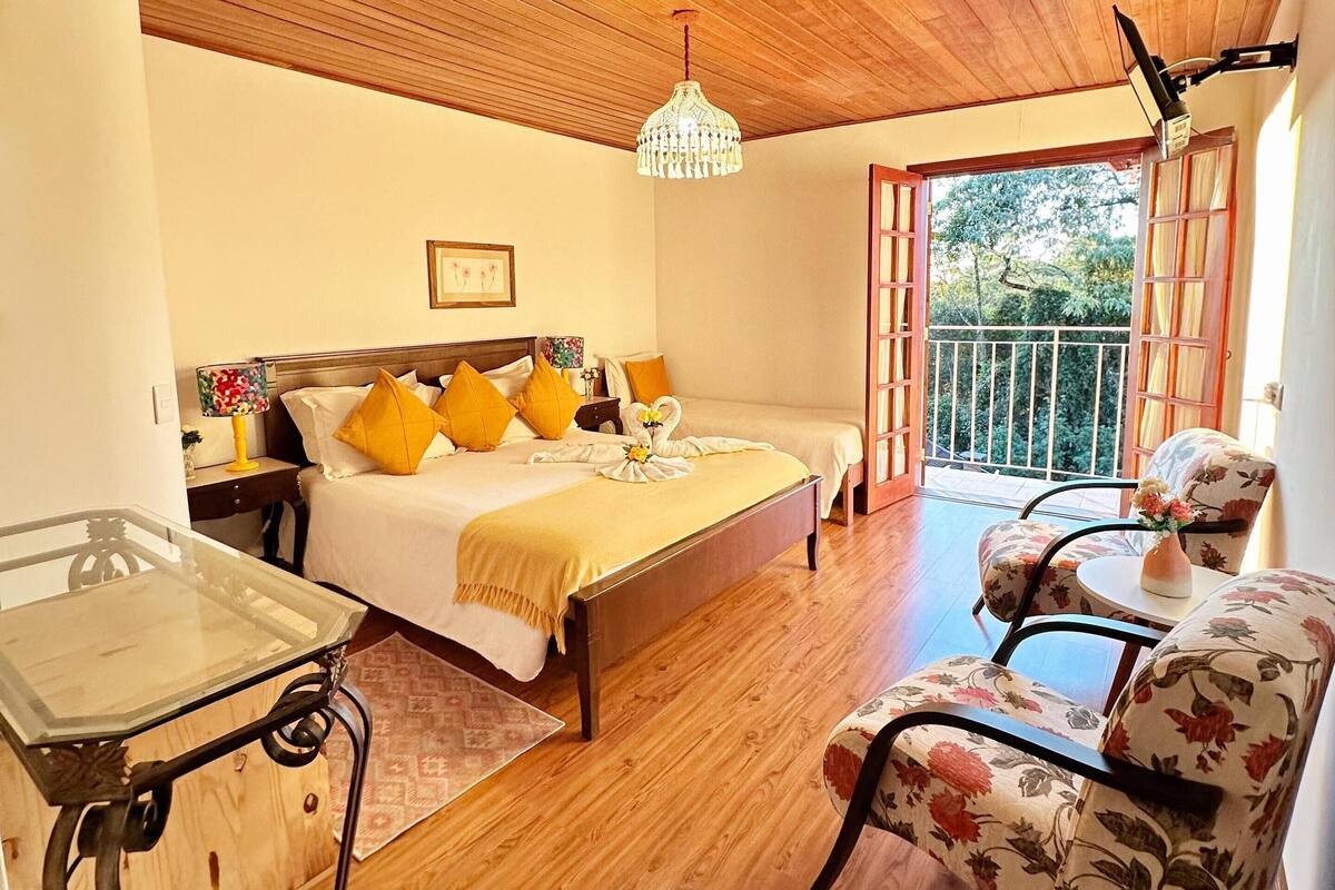 Deluxe Quadruple Room, Balcony, Garden View | Peralatan tempat tidur premium, peti besi dalam bilik 