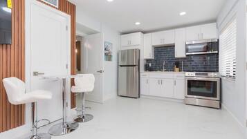 Geladeira, micro-ondas, fogão, cooktop