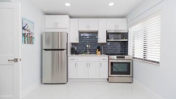 Geladeira, micro-ondas, fogão, cooktop