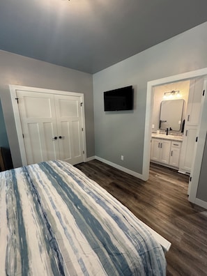 5 habitaciones, escritorio y tabla de planchar con plancha 