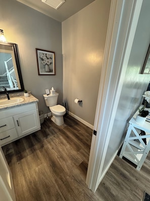 Shower, hair dryer, towels - Heart of Door County Home-Sleeps 16+ w/Hot Tub (Egg Harbor)