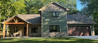 5 Bedrooms All With En-Suite Bathrooms ~ Sleeps 24 ~ Hot Tub ~ Wooded Lot