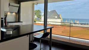 Una cuina moderna amb un gran finestral amb vista a una platja.