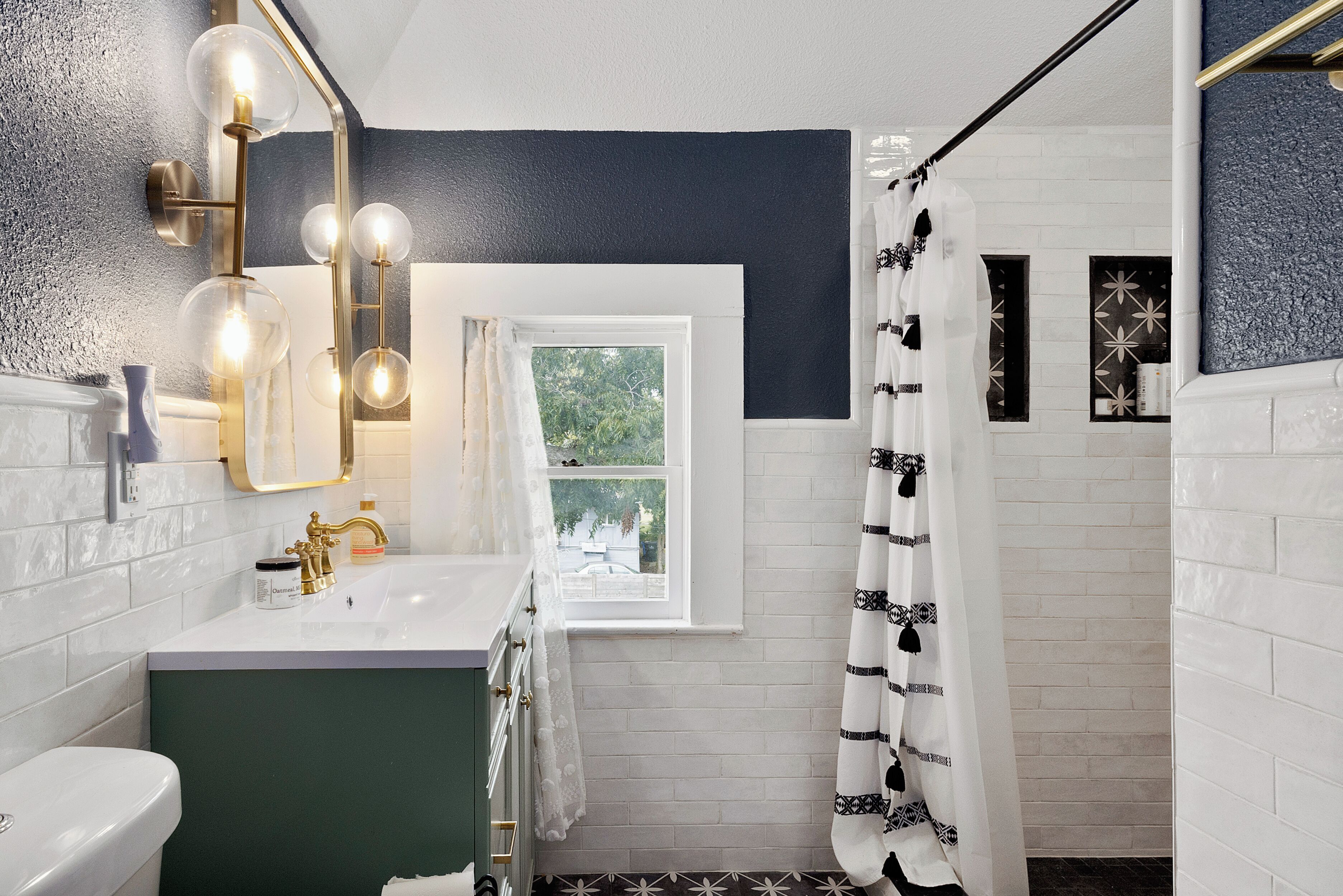 Chambre Quadruple Supérieure | Salle de bain | Articles de toilette gratuits, sèche-cheveux, serviettes fournies, savon