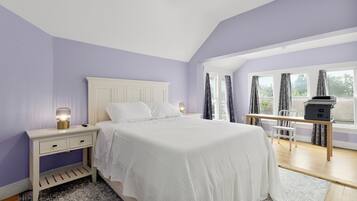 Habitación cuádruple superior | Decoración personalizada, muebles diferentes y cortinas blackout