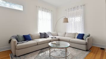 Superior Quadruple Room | Living area