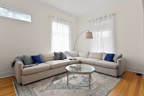 Superior Quadruple Room | Living area