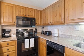 Private kitchen - Cozy 1 Bedroom, 2 Bath Condo in Vail  - Walk to Slopes and Village Dining!  A206 (Vail)