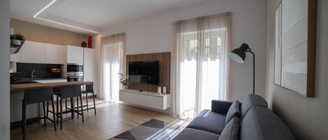 Un apartamento moderno con cocina, comedor y sala de estar.