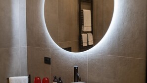 تجهيزات دش، مجففات شعر، مراحيض شطف، مناشف