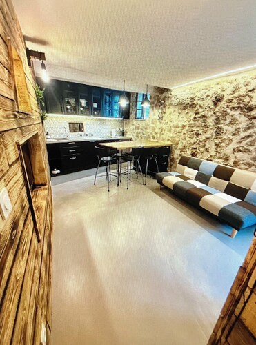 Experience the sweetness of Provence in this cocoon in Coaraze